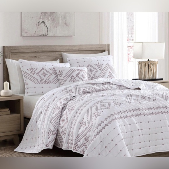 Brielle Home Cross Stitch Quilt Set, Twin Red - Picture 1 of 5